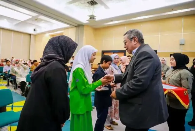 Pemkot Tangsel Berikan Bantuan Biaya Pendidikan bagi 5 Ribu Siswa Pemkot Tangsel Berikan Bantuan Biaya Pendidikan bagi 5 Ribu Siswa