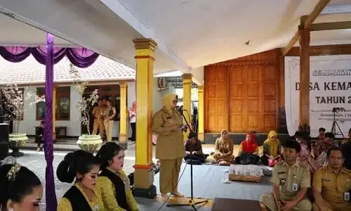 Selamatan Desa, Warga Kemanukan  Arak-arakan Bawa Hasil Bumi