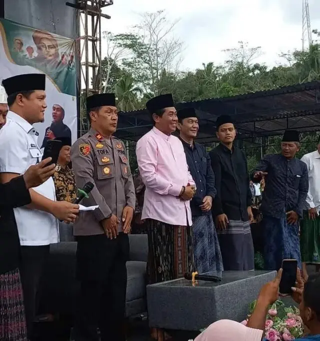 Yophi Prabowo Hadiri Haul Simbah Kyai R. Abdullah Karang Malang Yophi Prabowo Hadiri Haul Simbah Kyai R. Abdullah Karang Malang