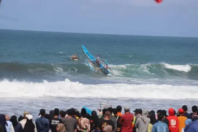 Sedekah Laut Desa Kertojayan Dipadati Ribuan Masyarakat, Satu Kapal Terbalik