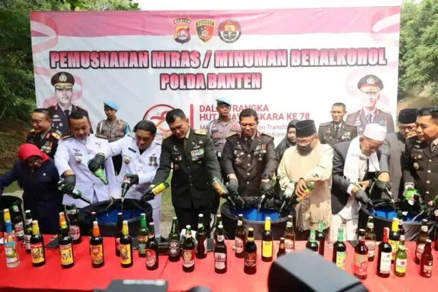 Peringati Hari Bhayangkara Ke-78, Polda Banten Musnahkan Puluhan Ribu Miras Hasil KRYD