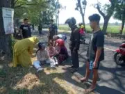Kurang Hati-hati, Dua Cewek Cakep Boncengan Motor Tubruk Bokong Minibus