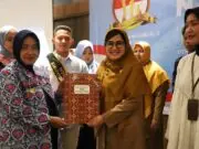 Harganas ke-31, Bupati Serahkan Sertifikat Bapak Asuh untuk Anak Stunting