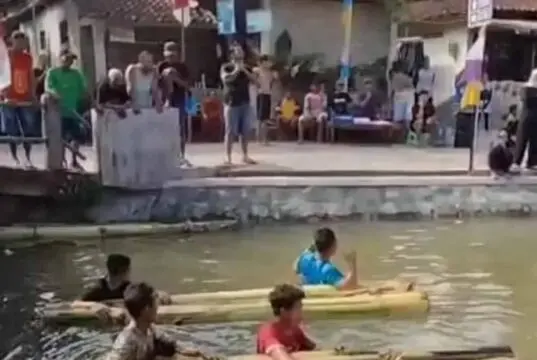 Meriah, Balap Perahu Debog Pisang Ramaikan Warga Trukan, Pangenjurutengah Dalam Rangka Memperingati HUT RI ke – 79
