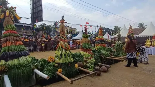 Acara Merti Desa Trirejo, 6 Gunungan Jadi Rebutan Warga