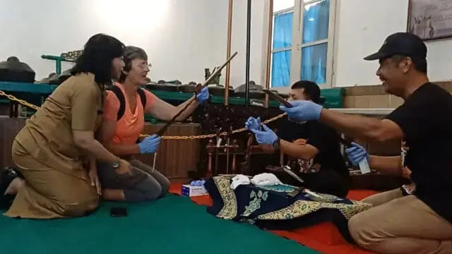 Seru, Pengunjung Musium Tosan Aji Purworejo Diajak Praktek Konservasi  dan Belajar Menari Dolalak