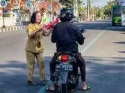 Dalam Rangka Semarakkan HUT Kemerdekaan RI, Sejumlah Pejabat Setda Purworejo Bagikan Bendera Merah Putih ke Pengendara