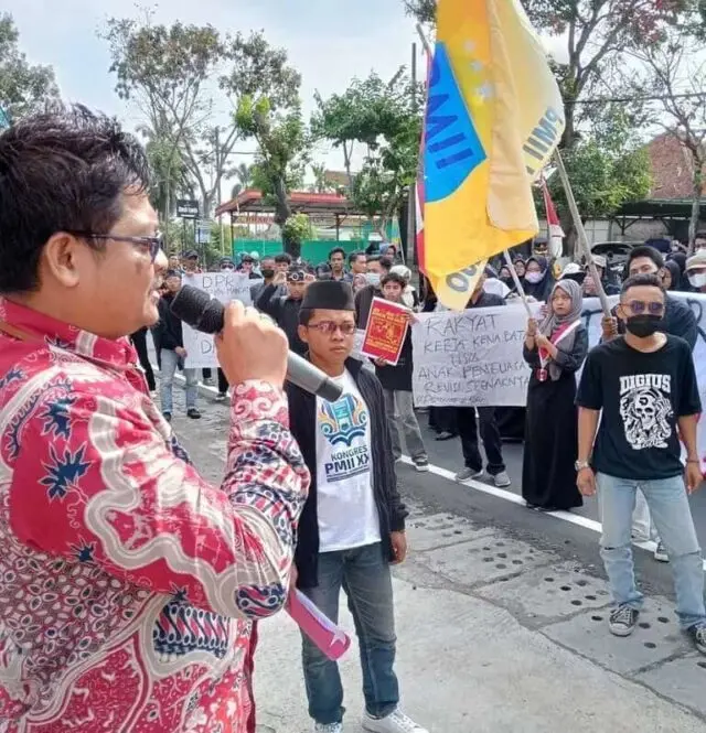 Gelar Aksi Damai, Ratusan Massa dari Aliansi Masyarakat Sipil Purworejo Geruduk KPU Purworejo Gelar Aksi Damai, Ratusan Massa dari Aliansi Masyarakat Sipil Purworejo Geruduk KPU Purworejo