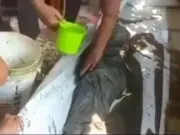 Viral di YouTube, Seorang Wanita di Sepatan Teriak Histeris Karena Makam Ayahnya Dibongkar