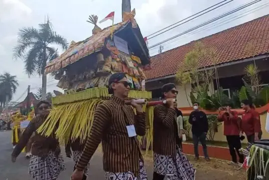 Sebanyak 16 Gunungan Mewarnai Puncak Peringatan Hari UMKM di Purworejo Sebanyak 16 Gunungan Mewarnai Puncak Peringatan Hari UMKM di Purworejo