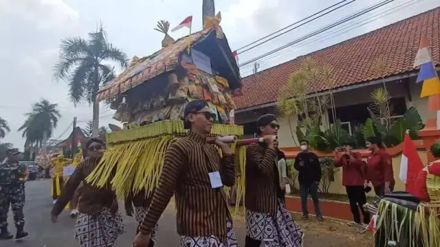 Sebanyak 16 Gunungan Mewarnai Puncak Peringatan Hari UMKM di Purworejo Sebanyak 16 Gunungan Mewarnai Puncak Peringatan Hari UMKM di Purworejo