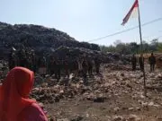 Upacara HUT RI Pemulung Ponorogo: “Kami miskin, tapi soal nasionalisme tak kalah dibanding para koruptor”