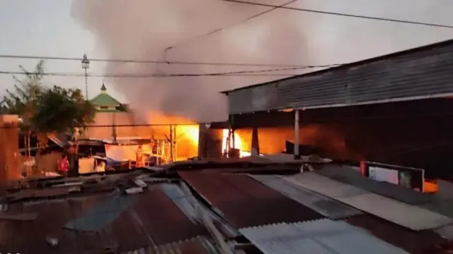 Korsleting Listrik, Toko Bangunan Plus 3 Unit Mobil Amblas Terlalap Api Korsleting Listrik, Toko Bangunan Plus 3 Unit Mobil Amblas Terlalap Api