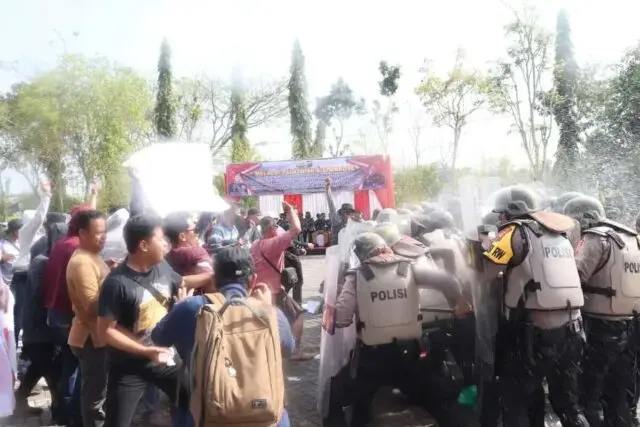 Demo Anarkis Membakar dan Menguasai Gedung KPU, Ratusan Personel Gabungan Berhasil Bubarkan Massa