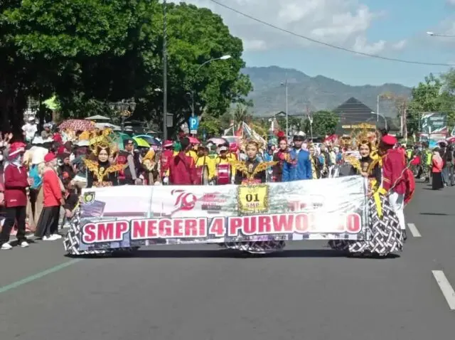 Karnaval HUT RI ke 79, SMP N 4 Purworejo Tampil Memukau Dengan Gajah dan Kapal Pinisi Karnaval HUT RI ke 79, SMP N 4 Purworejo Tampil Memukau Dengan Gajah dan Kapal Pinisi