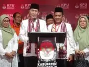 Dengan Diiringi Hadroh dan Musik Angklung, Cabup dan Cawabup Yophi- Lukman Daftar ke KPU Purworejo