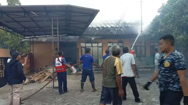 Kantor Dinsos Magetan Terbakar, Sejumlah Stok Kursi Roda Lumat Kantor Dinsos Magetan Terbakar, Sejumlah Stok Kursi Roda Lumat