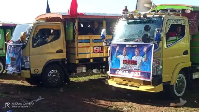 Ribuan Massa Dari Kecamatan Pacar Ikut Mengantarkan Edi - Weng Mendaftar Di KPU Ribuan Massa Dari Kecamatan Pacar Ikut Mengantarkan Edi - Weng Mendaftar Di KPU