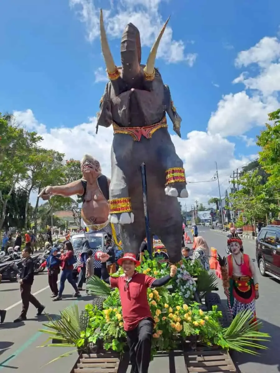 Karnaval HUT RI ke 79, SMP N 4 Purworejo Tampil Memukau Dengan Gajah dan Kapal Pinisi Karnaval HUT RI ke 79, SMP N 4 Purworejo Tampil Memukau Dengan Gajah dan Kapal Pinisi