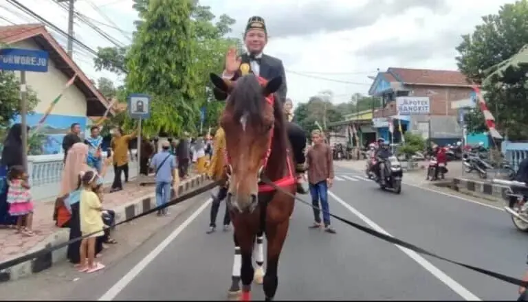 Acara Merti Desa Trirejo, 6 Gunungan Jadi Rebutan Warga