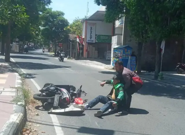 Ngaku Mengantuk, Pemotor Ojol Ndlosor di Jalanan Usai Antar Penumpangnya
