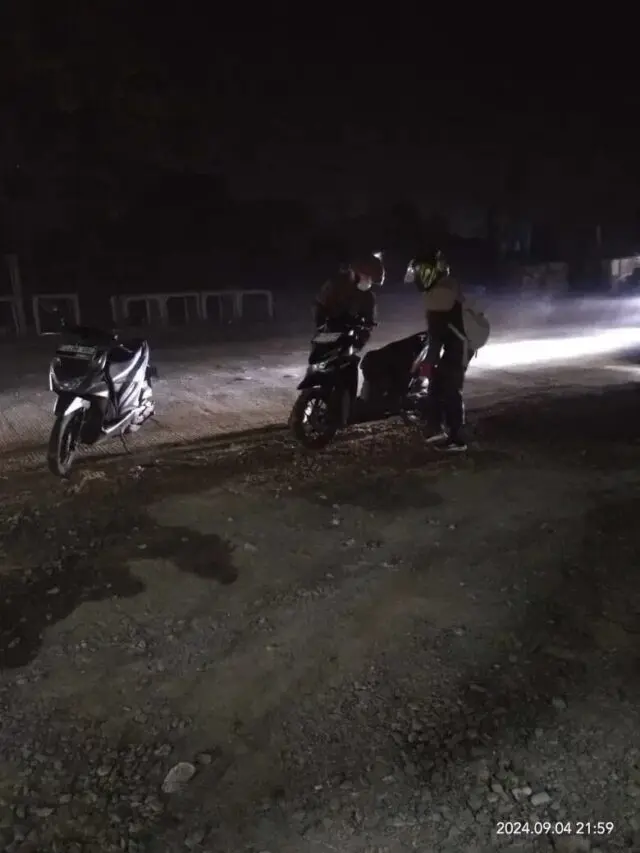 Akibat Ceceran Tanah Urugan di Jalan Raya Cikande, Seorang Pengendara Sepeda motor Jatuh Tergelincir Akibat Ceceran Tanah Urugan di Jalan Raya Cikande, Seorang Pengendara Sepeda motor Jatuh Tergelincir