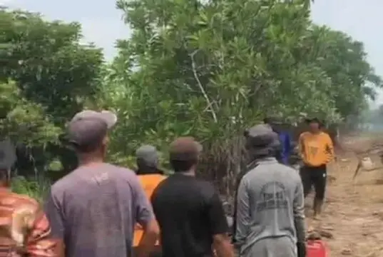 Kapolsek Ipda Nurhadi Sutrisno bersama Personil Polsek Sabak Barat TNI dan Tim Satgas Karhutla Berjibaku Berhasil Padamkan Api