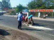Kurang Hati-hati, Pemotor Hendak Belok Ditabrak Dari Belakang