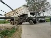 Mengalami Jumping dan Menjerat Kabel, Truck Tanah di Jalan Raya Mauk Sebabkan Kemacetan