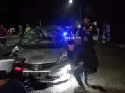 Usai Nabrak, Mobil Honda Jazz Dirusak Sekelompok Warga di Kebumen