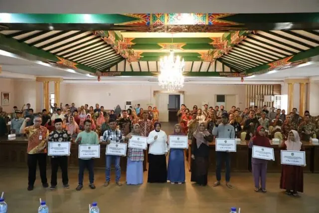 Guna Peningkatan Jamban Sehat, Bupati Serahkan Bankeu Pemprov Jateng Guna Peningkatan Jamban Sehat, Bupati Serahkan Bankeu Pemprov Jateng