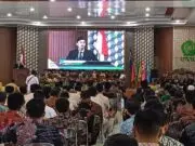 Dosen Prodi PBI Mendapat Anugrah Sebagai Dosen Berprestasi di Milad Ke-60 UMPur