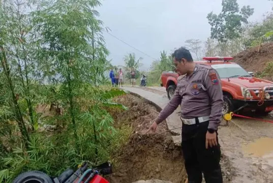 Mobil Tangki BPBD Terperosok Masuk ke Jurang, Relawan Tim Reaksi Cepat Meninggal Mobil Tangki BPBD Terperosok Masuk ke Jurang, Relawan Tim Reaksi Cepat Meninggal