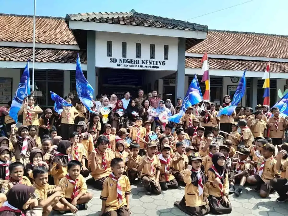 Baru Terbantuk, Paguyuban Alumni SDN Kenteng Beri Bantuan Alat Marching Band Baru Terbantuk, Paguyuban Alumni SDN Kenteng Beri Bantuan Alat Marching Band