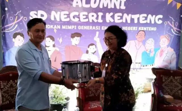 Baru Terbantuk, Paguyuban Alumni SDN Kenteng Beri Bantuan Alat Marching Band Baru Terbantuk, Paguyuban Alumni SDN Kenteng Beri Bantuan Alat Marching Band