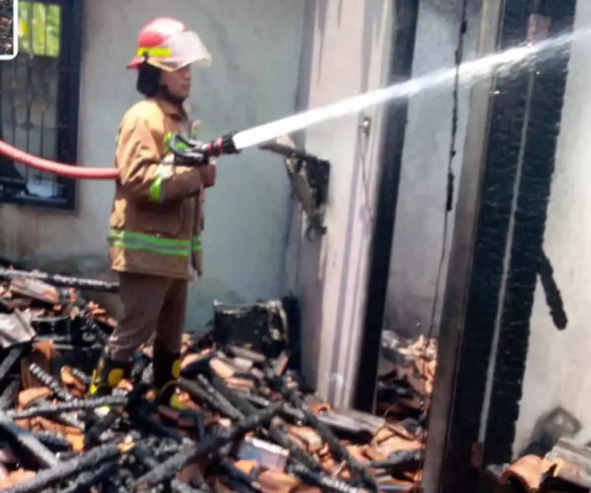 Diduga Gegara Ngecas HP di Atas Kasur, Rumah Warga Doplang Ludes Terbakar Diduga Gegara Ngecas HP di Atas Kasur, Rumah Warga Doplang Ludes Terbakar