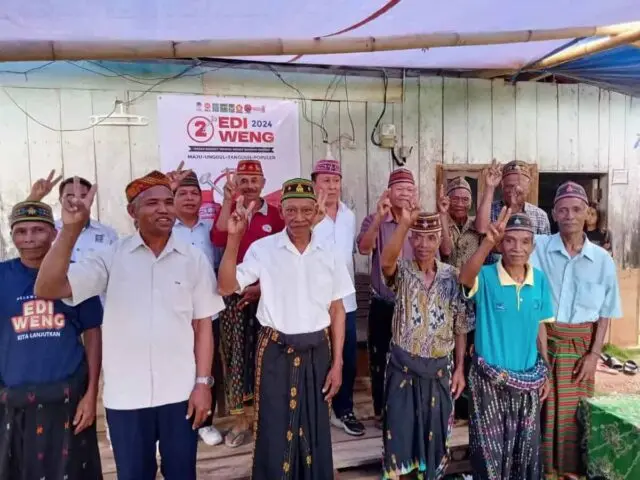 Masyarakat Antusias Menyambut Cawabup dr. Yulianus Weng Saat Berkampanye Di Kecamatan Pacar Masyarakat Antusias Menyambut Cawabup dr. Yulianus Weng Saat Berkampanye Di Kecamatan Pacar