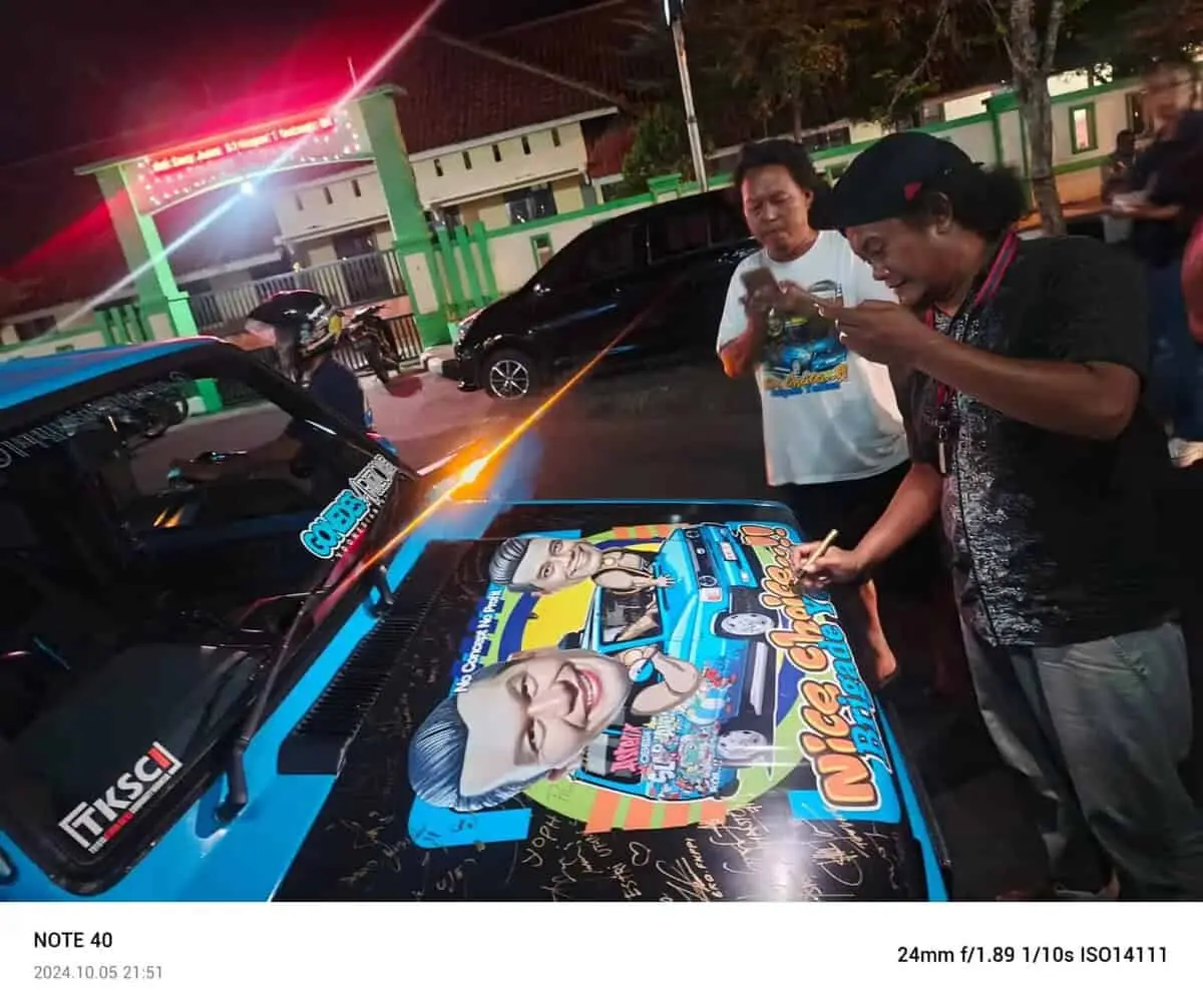 Secara Sukarela, Puluhan Mobil Relawan di Branding Gambar Paslon Cabub dan Cawabup Yophi Prabowo-Lukmn Hakim