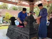 Kunjungi Purworejo, Taj Yasin Ditemani Yopi Prabowo Ziarah ke Makam Jendral Sarwo Edhie Kunjungi Purworejo, Taj Yasin Ditemani Yopi Prabowo Ziarah ke Makam Jendral Sarwo Edhie