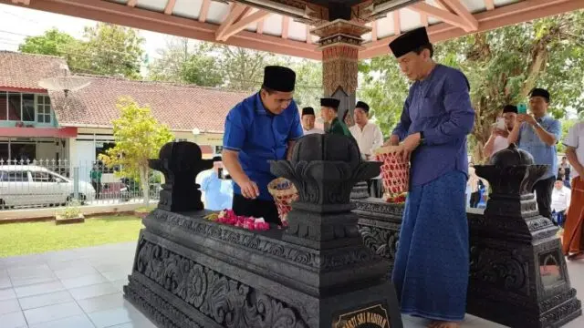 Kunjungi Purworejo, Taj Yasin Ditemani Yopi Prabowo Ziarah ke Makam Jendral Sarwo Edhie Kunjungi Purworejo, Taj Yasin Ditemani Yopi Prabowo Ziarah ke Makam Jendral Sarwo Edhie