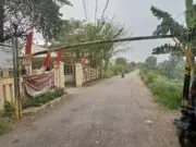 Portal Jalan Depan Kantor Desa Gintung di Gembok, Jalan Lengang dan Sepi