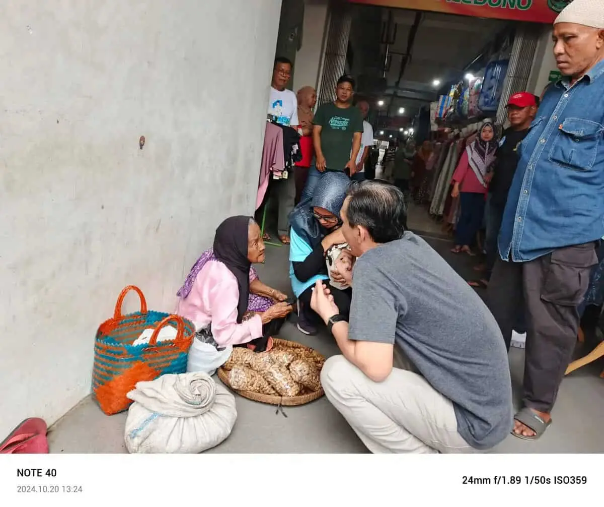 Kunjungi Pasar Baledono, Paslon Yophi - Lukman Dengarkan Keluh Kesah Pedangang Terkait Retribusi dan Sepinya Pasar Kunjungi Pasar Baledono, Paslon Yophi - Lukman Dengarkan Keluh Kesah Pedangang Terkait Retribusi dan Sepinya Pasar
