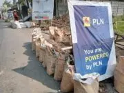 K3 Pekerja Proyek Galian Kabel PLN di Kali Baru Diduga Tidak Sesuai SOP