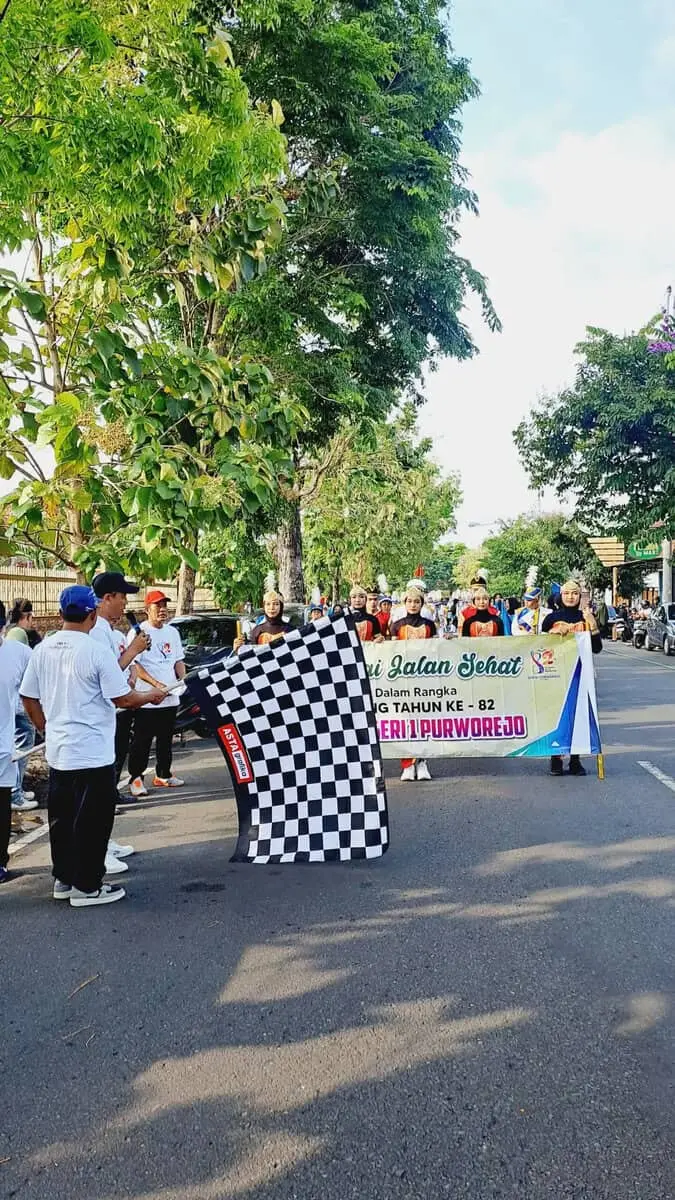 Potong Tumpeng dan Pelepasan Balon Tandai Puncak HUT ke-82, SMPN 1 Purworejo 