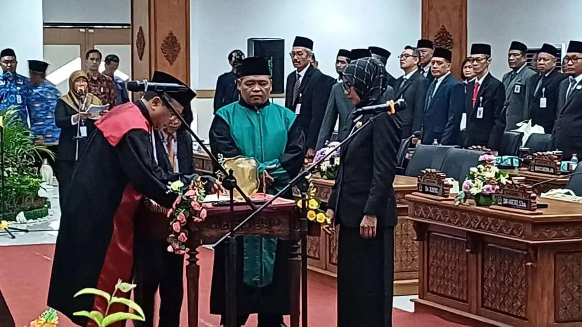 Estri Utami Setyowati Satu- Satunya Perempuan di Unsur Pimpinan Dewan yang Dilantik Sebagai Wakil Ketua dari Partai Demokrat. Estri Utami Setyowati Satu- Satunya Perempuan di Unsur Pimpinan Dewan yang Dilantik Sebagai Wakil Ketua dari Partai Demokrat.