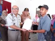 Kepala BPN Purworejo Serahkan 435 Sertipikat Tanah Program PTS di Desa Bener dan Kertosari Kepala BPN Purworejo Serahkan 435 Sertipikat Tanah Program PTS di Desa Bener dan Kertosari