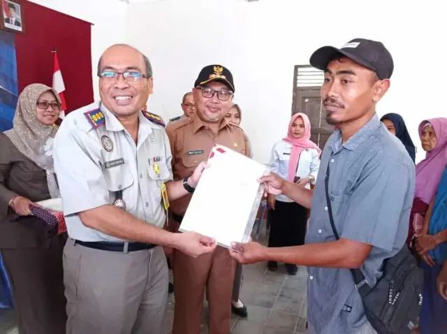 Kepala BPN Purworejo Serahkan 435 Sertipikat Tanah Program PTS di Desa Bener dan Kertosari Kepala BPN Purworejo Serahkan 435 Sertipikat Tanah Program PTS di Desa Bener dan Kertosari