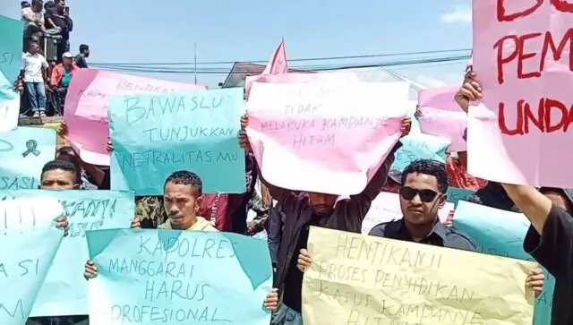 Suara Kritis Tanpa Orasi, Masa Aksi Damai Di Gakumdu Manggarai Serukan Netralitas Bawaslu Hingga Stop Politisasi Hukum Suara Kritis Tanpa Orasi, Masa Aksi Damai Di Gakumdu Manggarai Serukan Netralitas Bawaslu Hingga Stop Politisasi Hukum