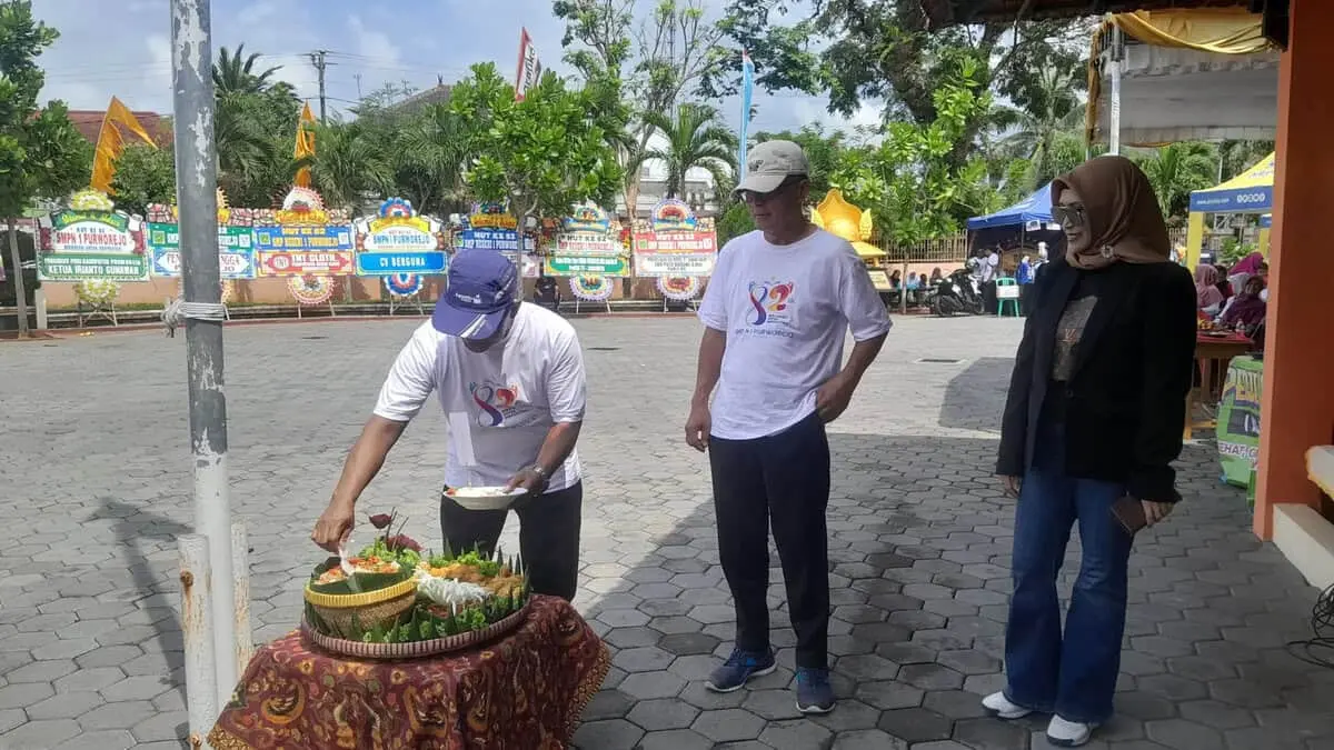 Potong Tumpeng dan Pelepasan Balon Tandai Puncak HUT ke-82, SMPN 1 Purworejo 