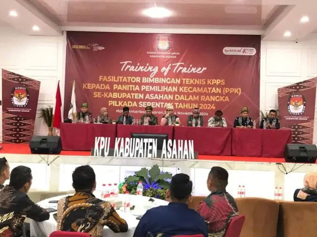 Hadiri Bimtek, KPU Asahan Sematkan Budaya 'Tanjak Melayu' kepada KPU RI Hadiri Bimtek, KPU Asahan Sematkan Budaya 'Tanjak Melayu' kepada KPU RI
